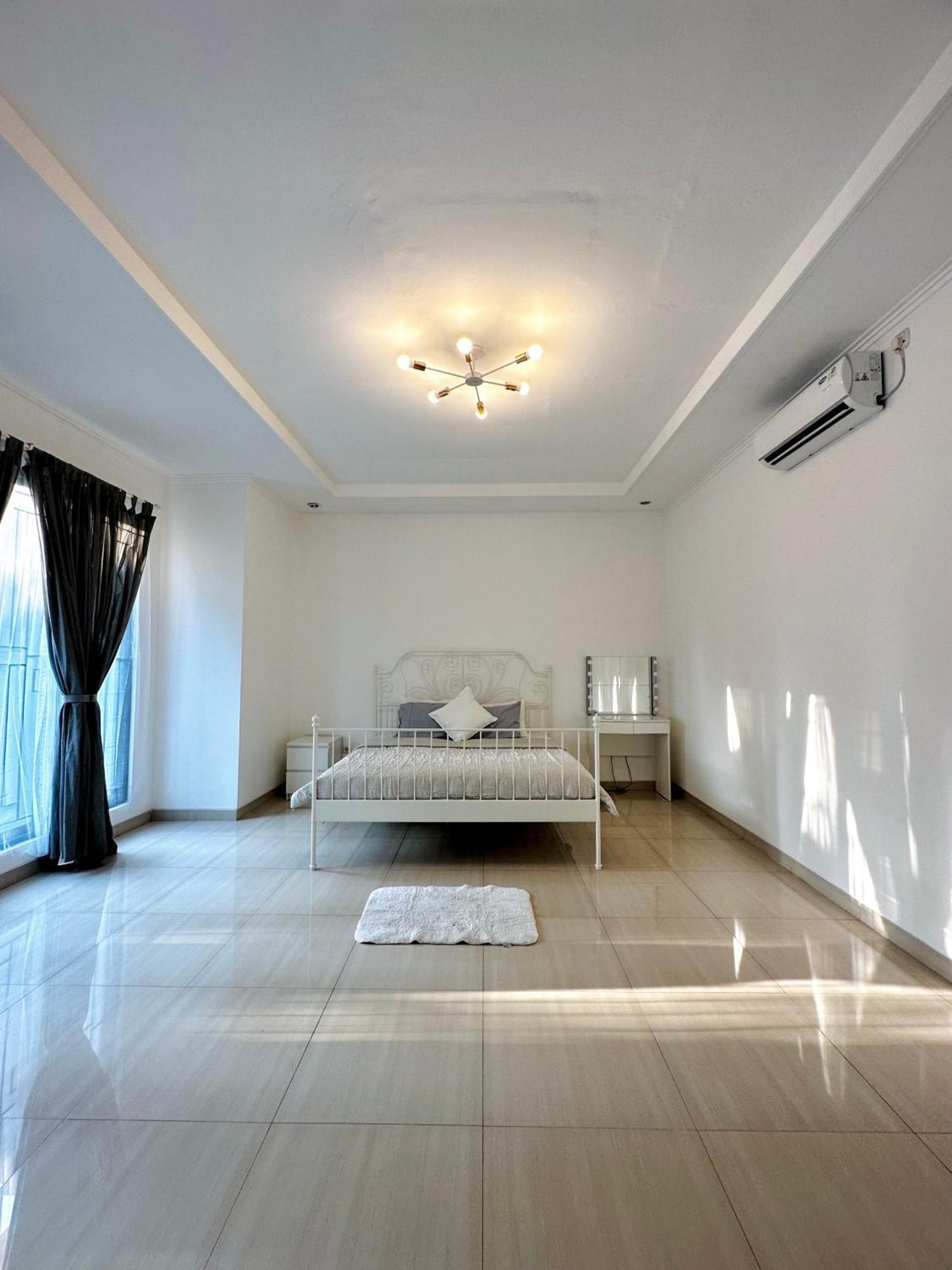 4-Bedroom Home In South Jakarta Nuansa Swadarma Residence By Le Ciel Hospitality Jacarta Exterior foto